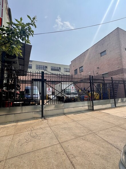 48 Grattan St, Brooklyn, NY for lease - Building Photo - Image 1 of 10
