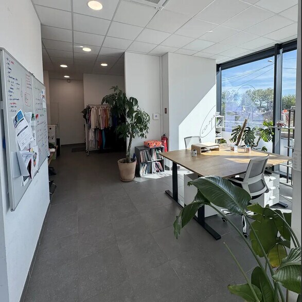 Office in Lyon for lease - Interior Photo - Image 3 of 5