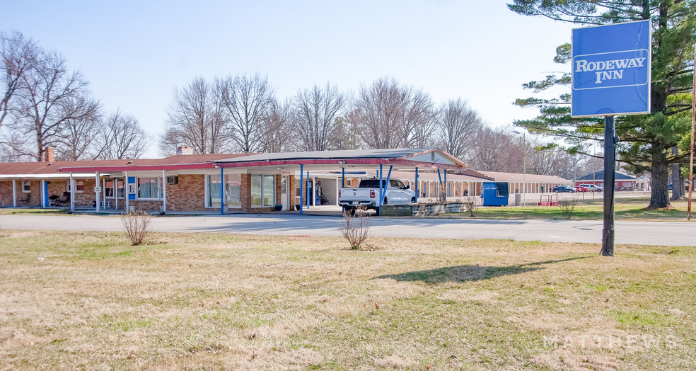 900 N Olive Rd, Flora, IL for sale - Building Photo - Image 1 of 1