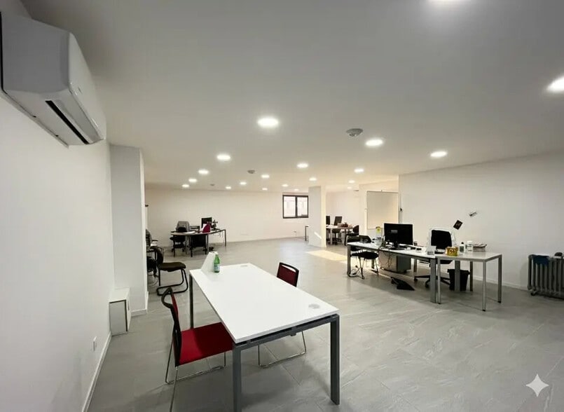 Retail in Jassans-Riottier for lease - Interior Photo - Image 2 of 8