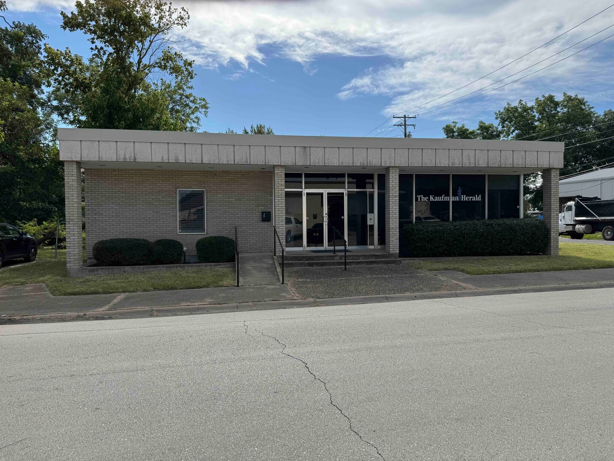 300 N Washington St, Kaufman, TX for lease Building Photo- Image 1 of 36