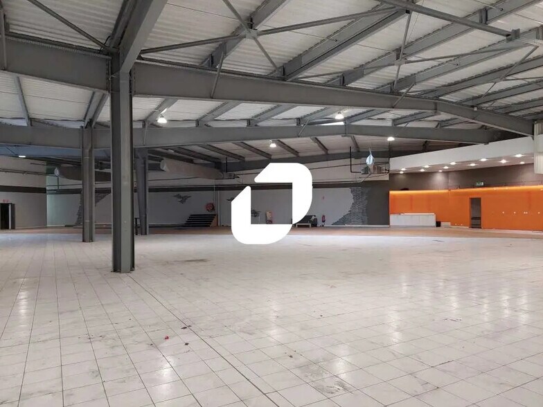 Retail in Maurepas for lease - Interior Photo - Image 2 of 6