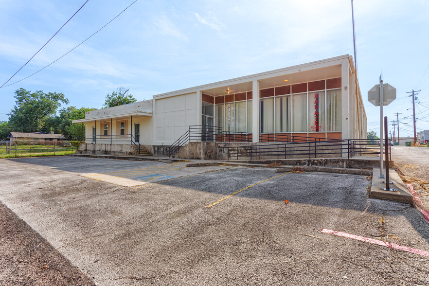 100 Collinsville St, Whitesboro, TX for lease - Building Photo - Image 2 of 27