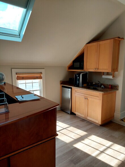 18 Kings Hwy N, Westport, CT for sale - Interior Photo - Image 2 of 10