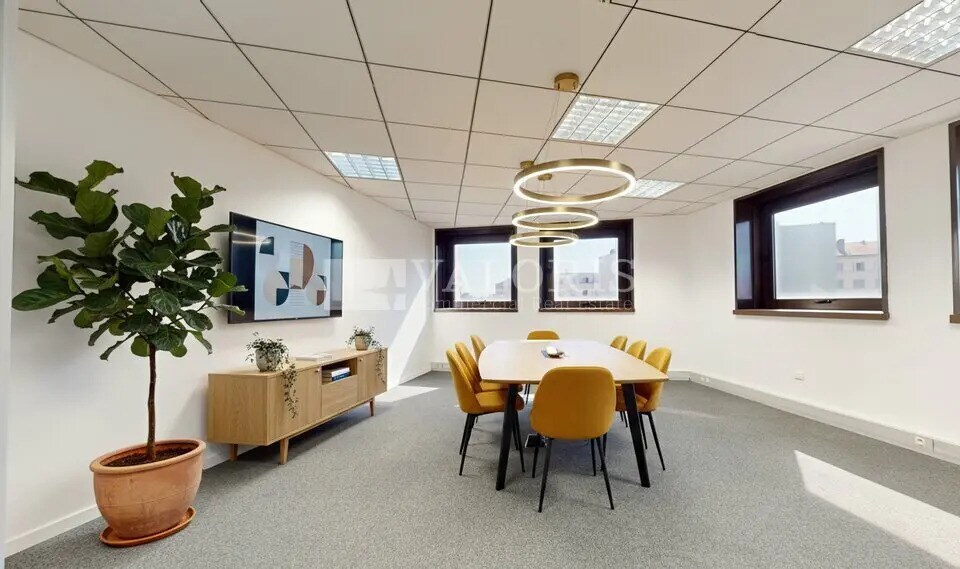 Office in Lyon for lease - Interior Photo - Image 2 of 12