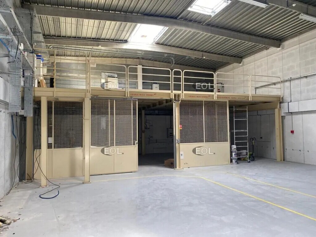 Location Entrepôt 706 m² - Photo 1