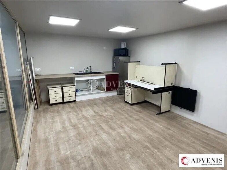 Flex in Beychac-et-Caillau for lease - Interior Photo - Image 3 of 6
