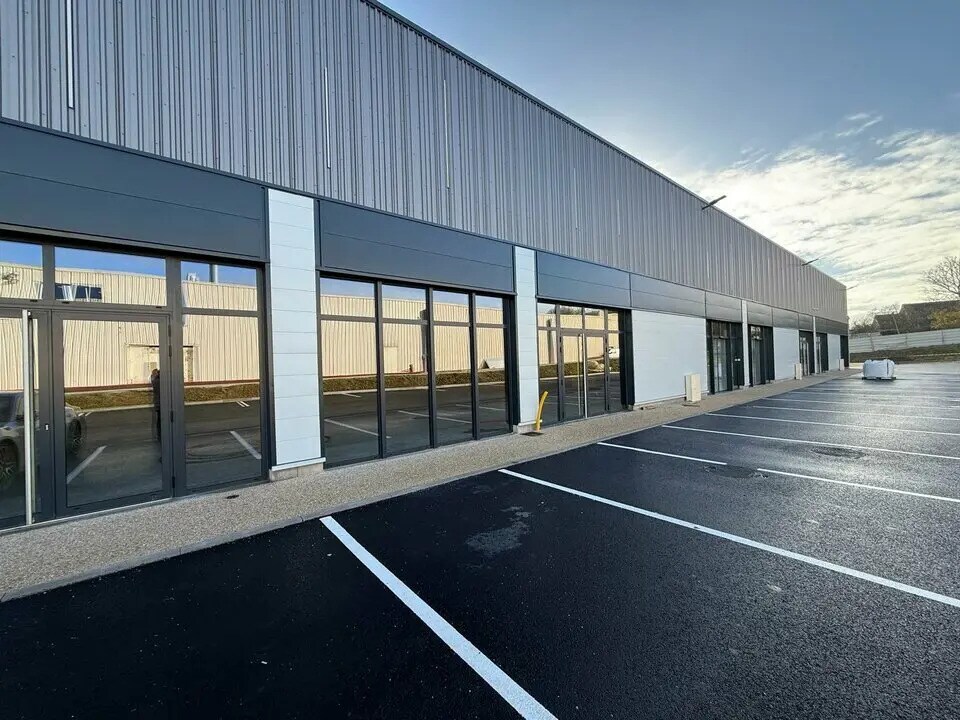 Retail in Le Thillay for lease Building Photo- Image 1 of 7