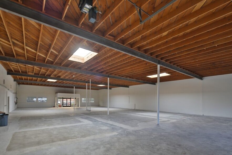 2222 S Barrington Ave, Los Angeles, CA for lease - Interior Photo - Image 3 of 4