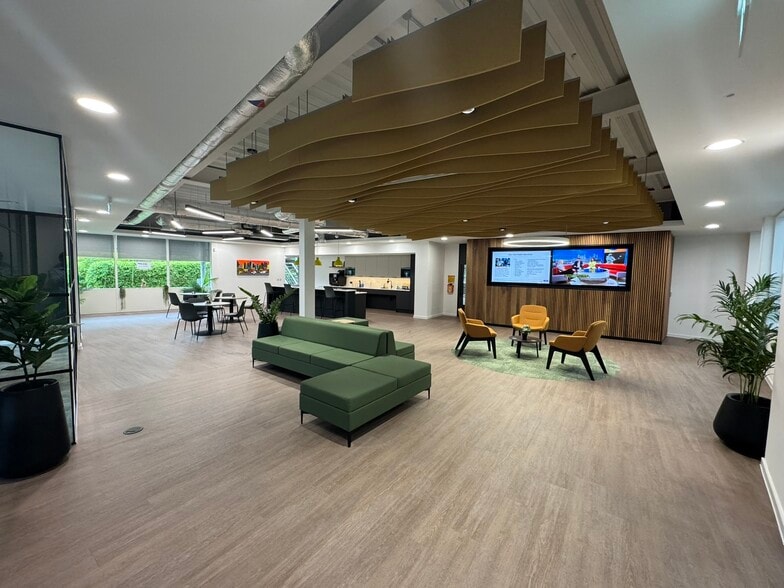 Oxford Rd, Uxbridge for lease - Building Photo - Image 2 of 13