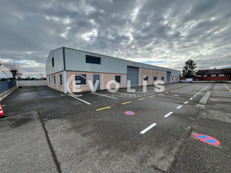 Flex in Meyzieu for lease - Building Photo - Image 2 of 5