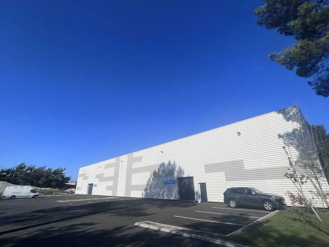 Flex in Pessac for lease Building Photo- Image 1 of 5