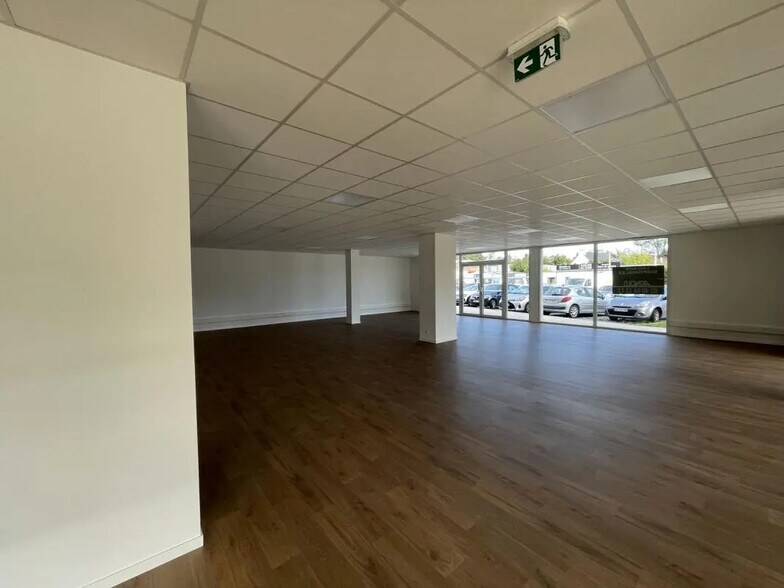 Retail in Vannes for lease - Building Photo - Image 3 of 5