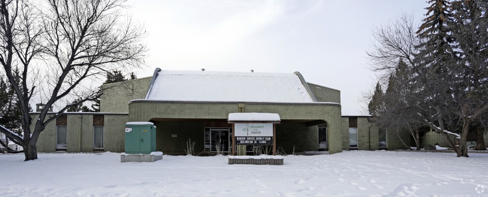 3325 49th St SW, Calgary, AB for sale - Primary Photo - Image 1 of 1
