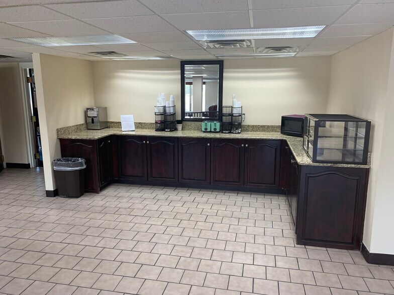 1902 Cedar Creek Rd, Fayetteville, NC 28312