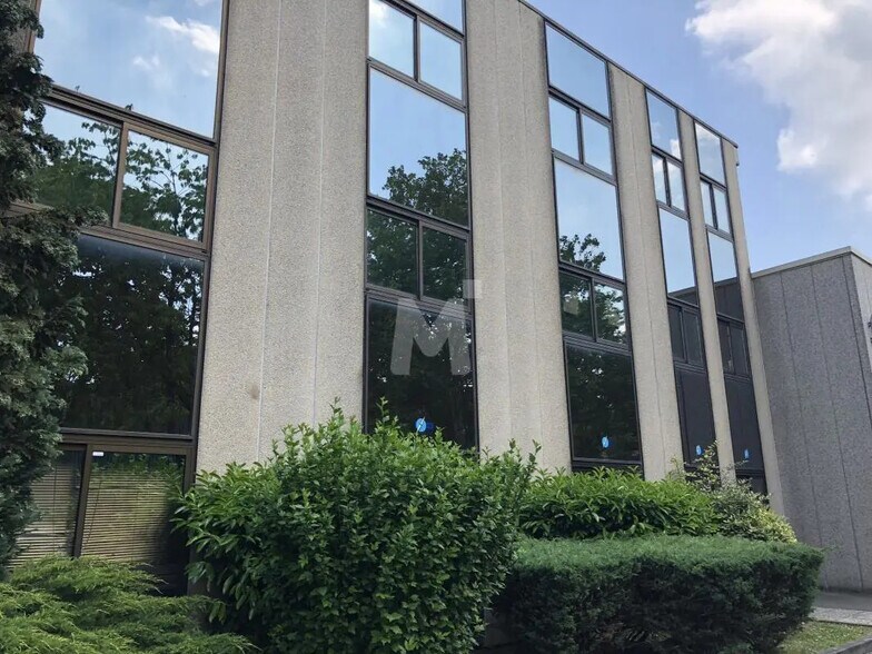 Office in Grigny for lease - Building Photo - Image 2 of 16