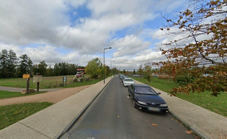 Retail in Val-de-Reuil for lease - Building Photo - Image 2 of 4
