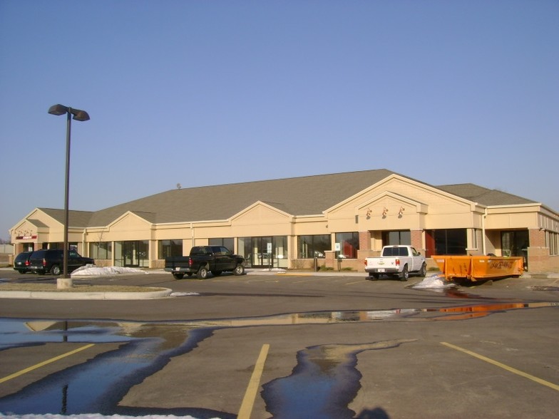 10 W Evergreen Pky, Elkhorn, WI for lease - Building Photo - Image 2 of 42