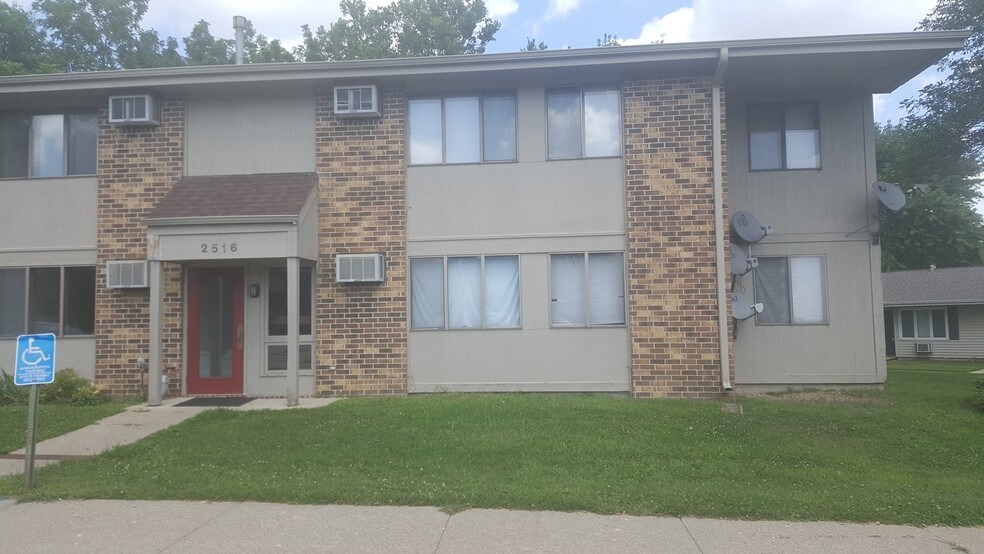 2516 Perry Park Ave, Perry, IA for sale - Primary Photo - Image 1 of 1