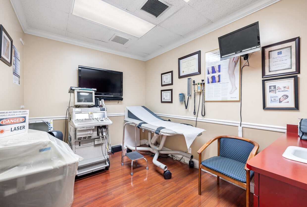 401 E 55th St, New York, NY for lease Interior Photo- Image 1 of 2