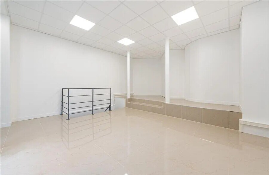 Retail in Paris for lease - Building Photo - Image 3 of 9