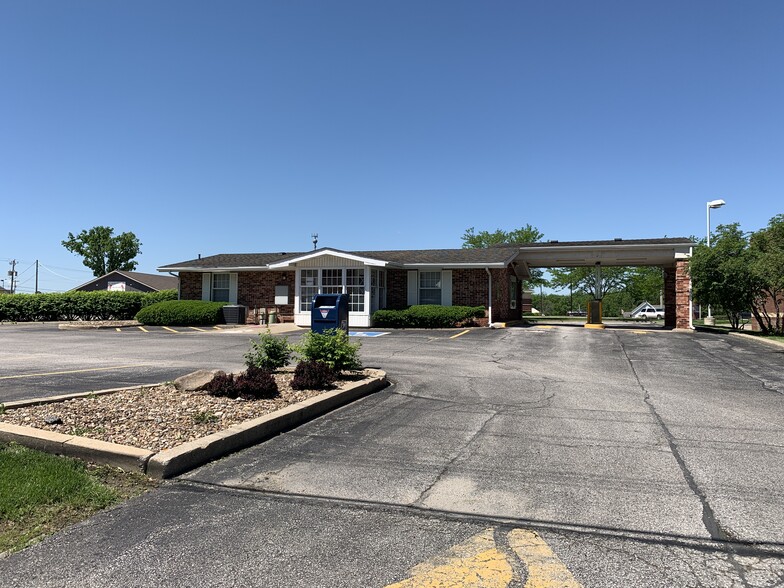 2504 N Court St, Ottumwa, IA for sale - Primary Photo - Image 1 of 1