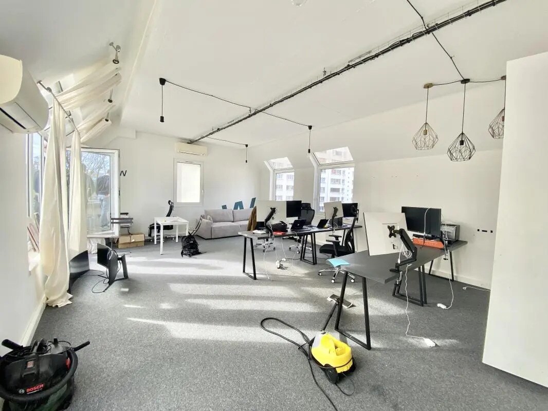 Office in Boulogne-Billancourt for lease Building Photo- Image 1 of 7