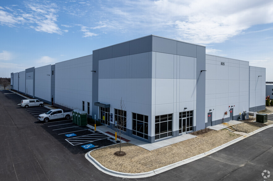 805 Enterprise St, Aurora, IL for sale - Primary Photo - Image 1 of 1