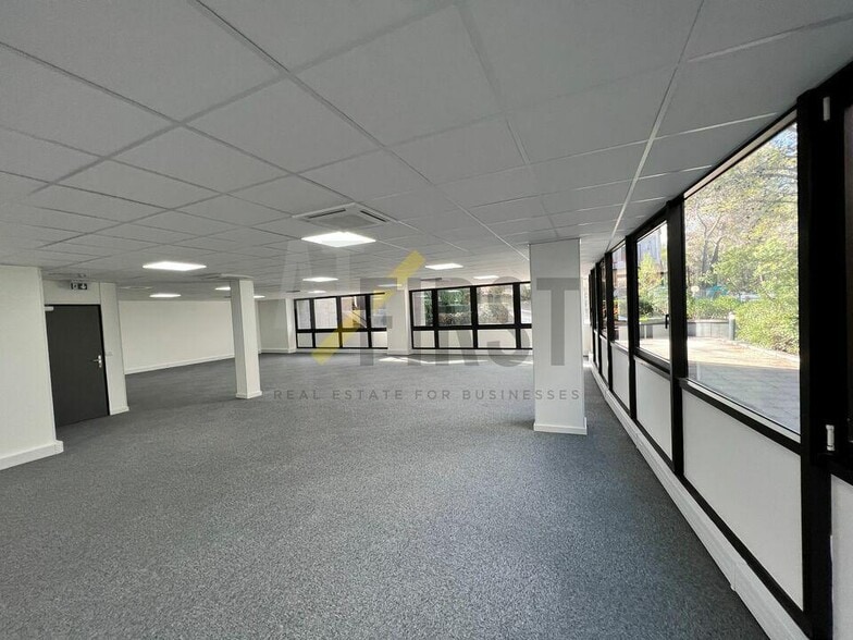 Office in Valbonne for lease - Interior Photo - Image 2 of 8