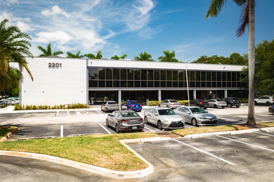 2201 NW Corporate Blvd, Boca Raton, FL for lease - Building Photo - Image 1 of 13