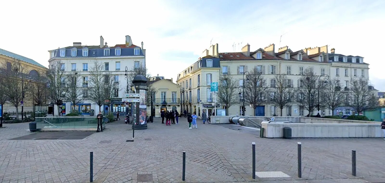 Retail in Saint-Germain-en-Laye for sale Building Photo- Image 1 of 4