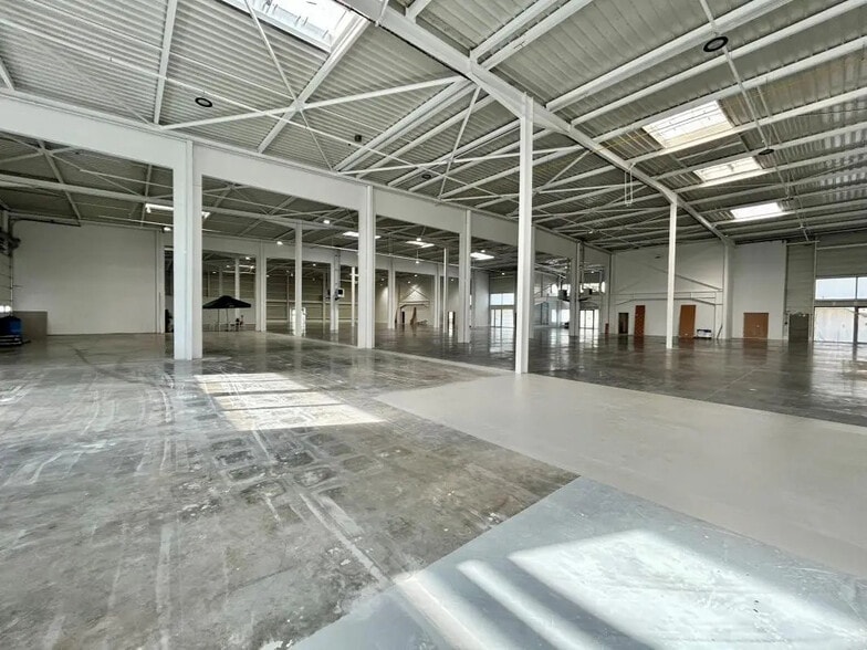 Flex in Le Blanc-Mesnil for lease - Building Photo - Image 2 of 17