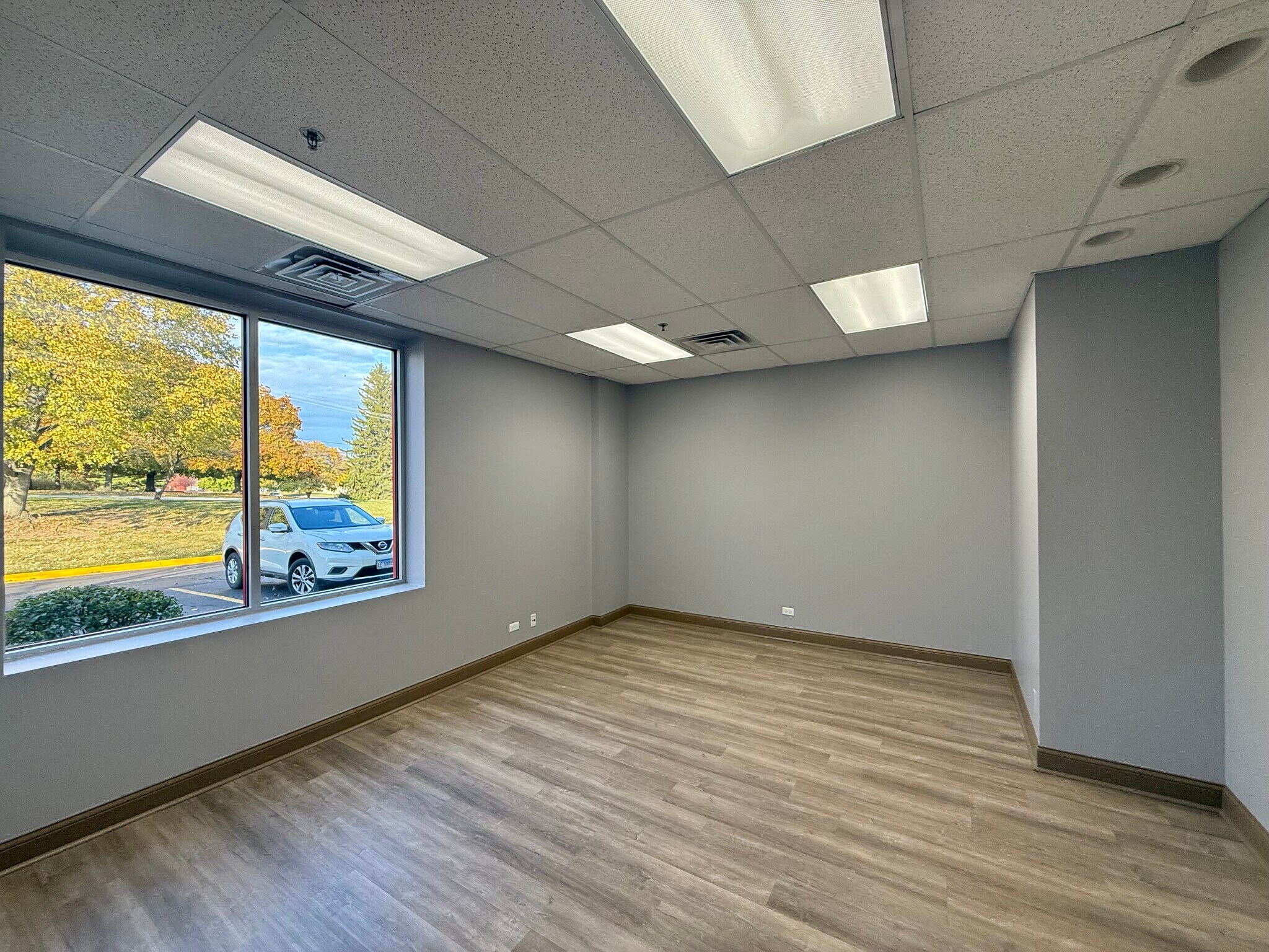 100-112 Terrace Dr, Mundelein, IL for lease Interior Photo- Image 1 of 6