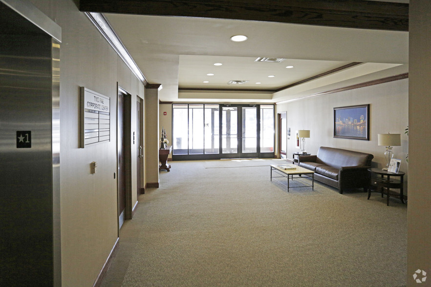 6031 Wallace Road Ext, Wexford, PA for lease - Lobby - Image 2 of 3