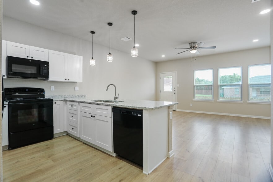 7215 John Palmer Dr, San Antonio, TX for sale - Building Photo - Image 3 of 16