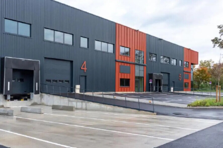 Office in SAINT-OUEN-L'AUMONE for lease - Building Photo - Image 1 of 21