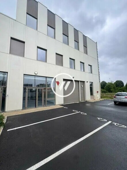 Flex in Tremblay-en-France for sale - Building Photo - Image 1 of 2