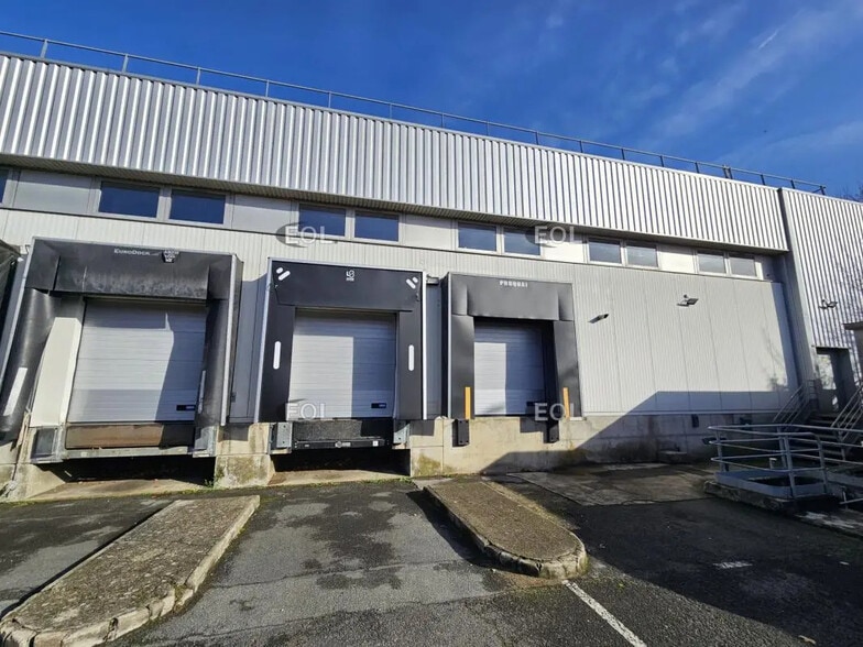 Industrial in Orly for lease - Building Photo - Image 1 of 9