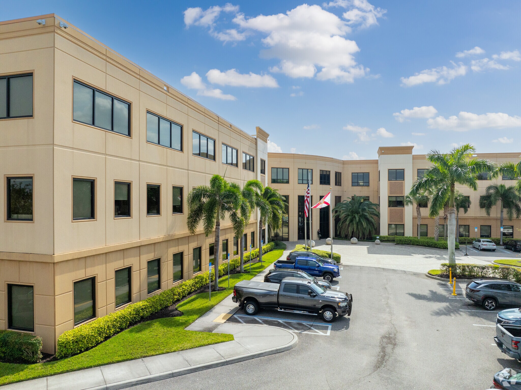 12651 Gateway Blvd, Fort Myers, FL for sale Primary Photo- Image 1 of 1