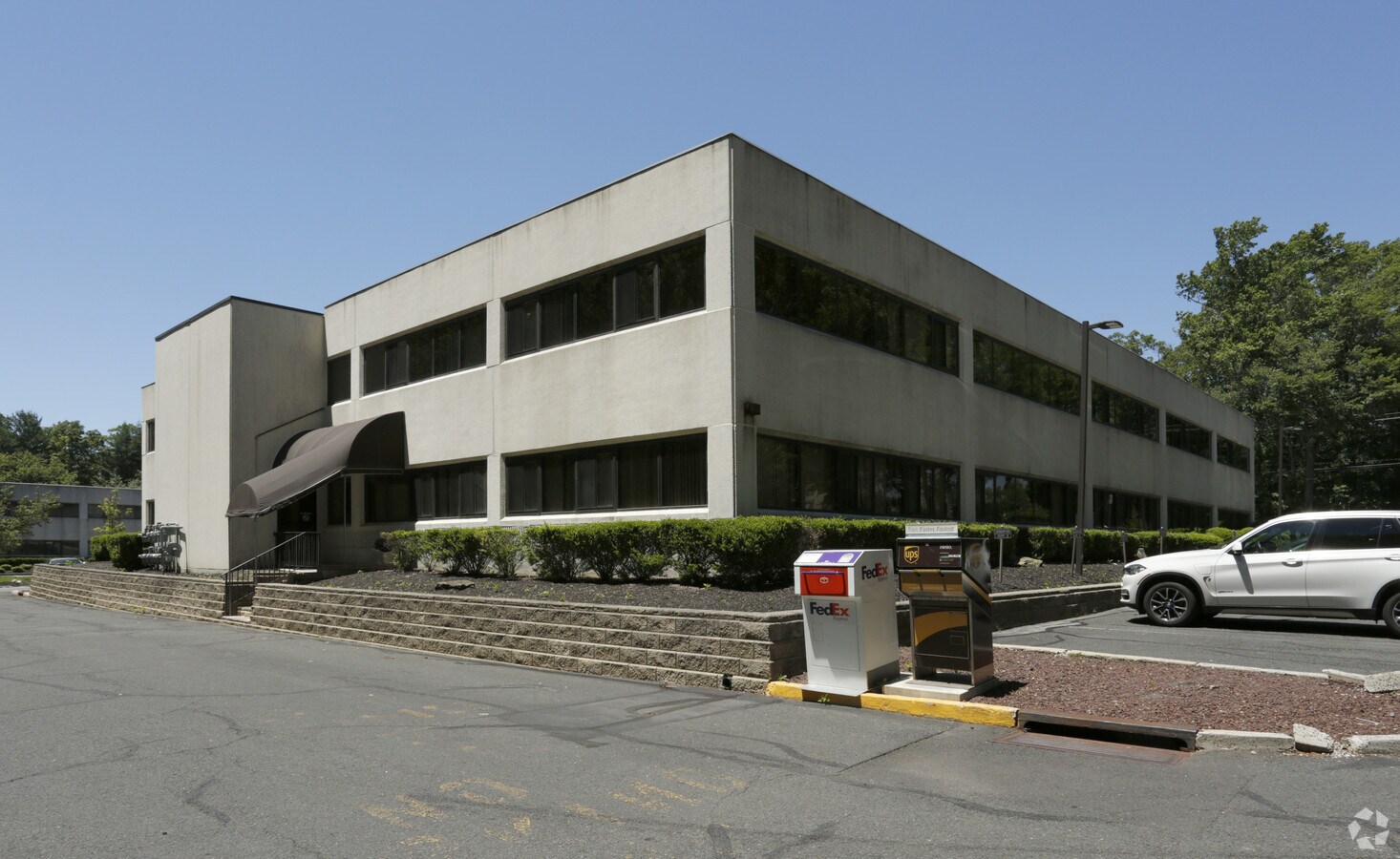 225 Gordons Corner Rd, Manalapan, NJ 07726