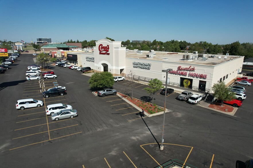 3301-3321 Northwest Expy, Oklahoma City, OK for lease - Building Photo - Image 1 of 9