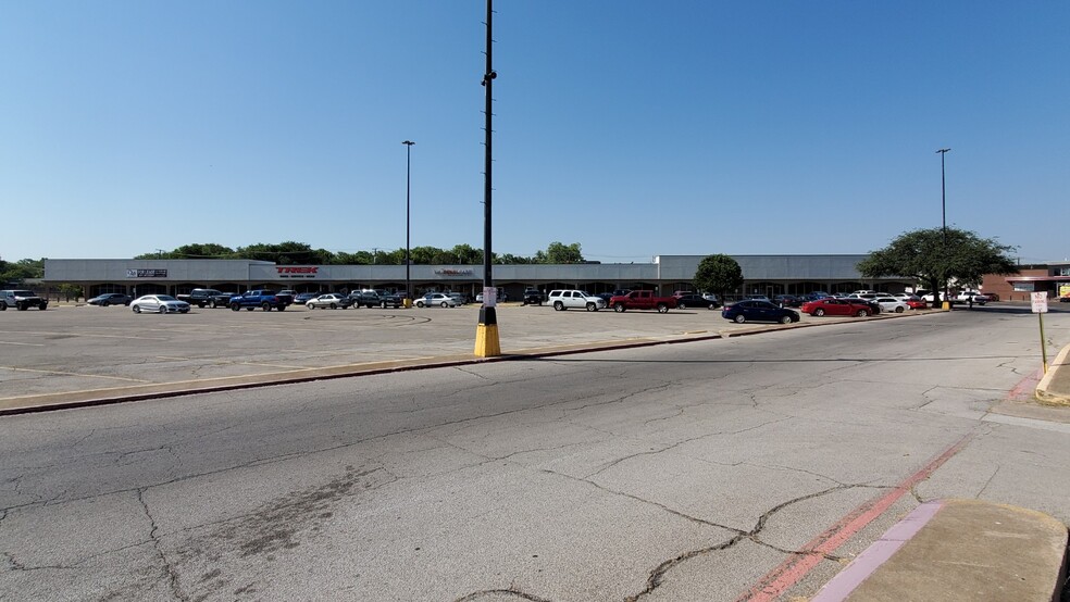 5015-5159 Granbury Rd, Fort Worth, TX for lease - Building Photo - Image 3 of 9