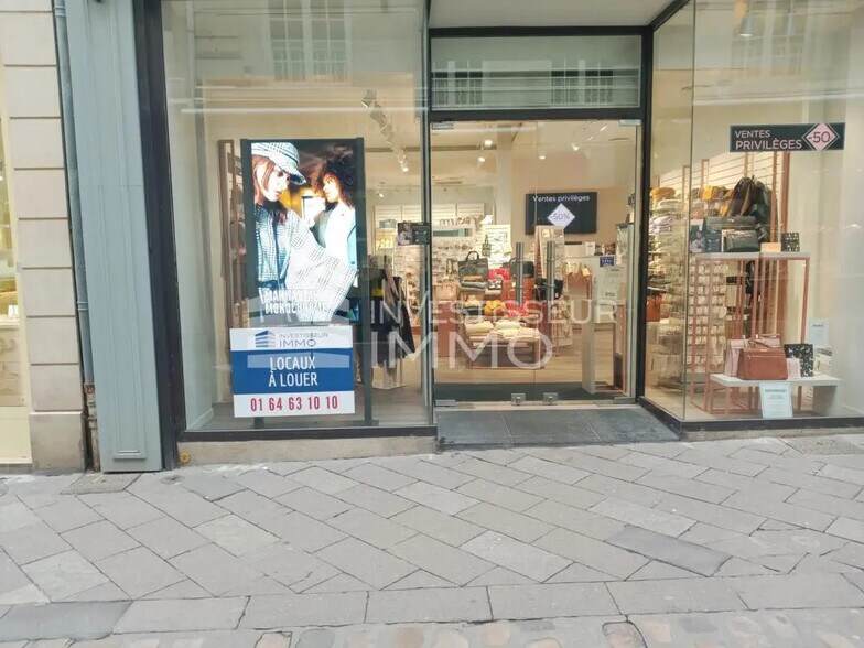 Retail in Poitiers for lease - Building Photo - Image 1 of 2