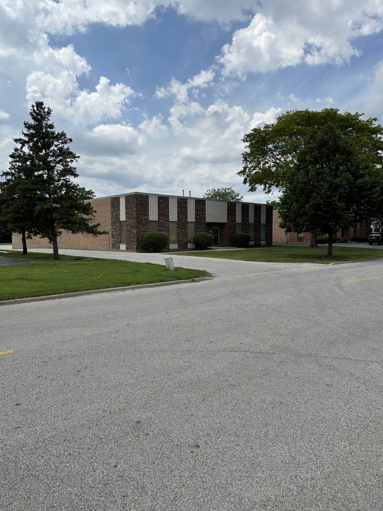 2206 Foster Ave, Wheeling, IL for lease Building Photo- Image 1 of 11