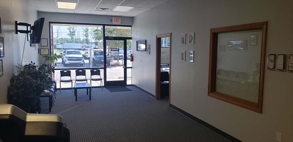 17533-17545 Chesterfield Airport Rd, Chesterfield, MO for lease - Interior Photo - Image 2 of 47