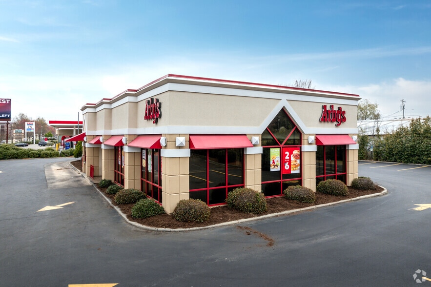 9518 University City Blvd, Charlotte, NC for lease - Building Photo - Image 1 of 3