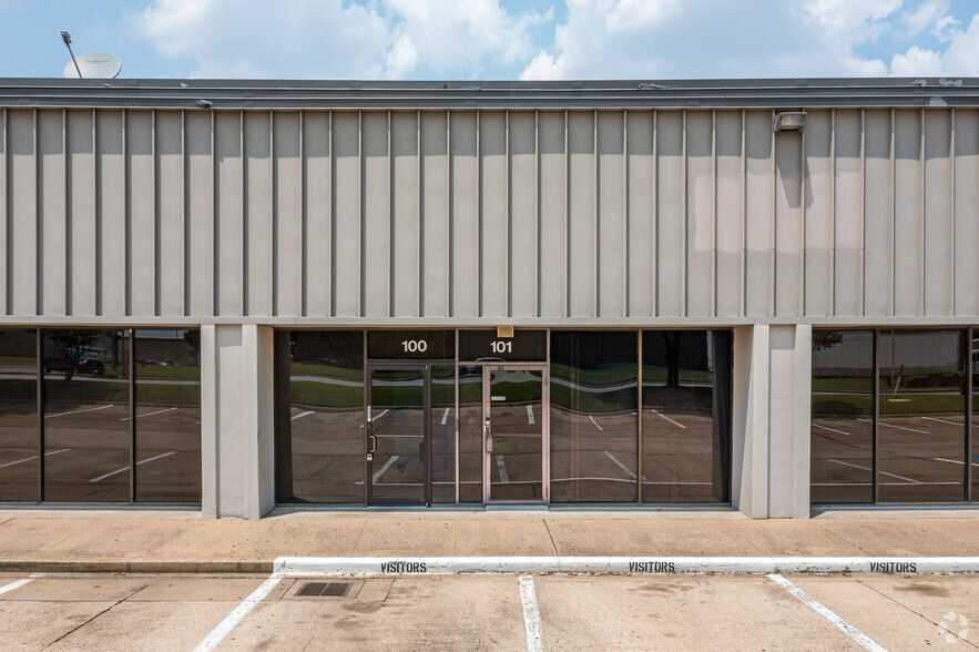 1201 W Carrier Pkwy, Grand Prairie, TX for lease - Building Photo - Image 3 of 17