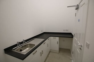 4 Crown Sq, Dorchester for lease Interior Photo- Image 2 of 3