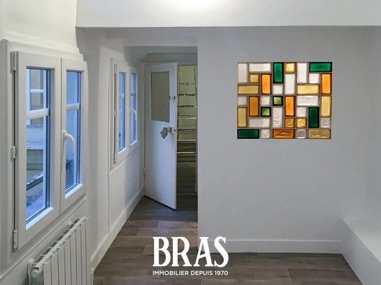 Office in Paris for lease - Interior Photo - Image 1 of 7