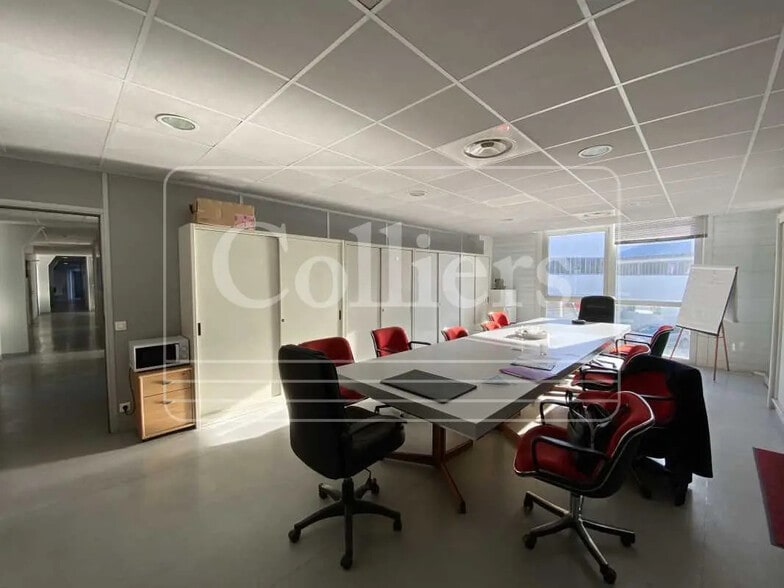 Office in Marseille for lease - Interior Photo - Image 2 of 9